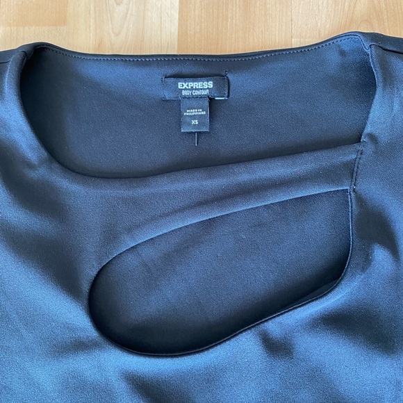 Express Body Contour Cropped Tank - Picture 3 of 4